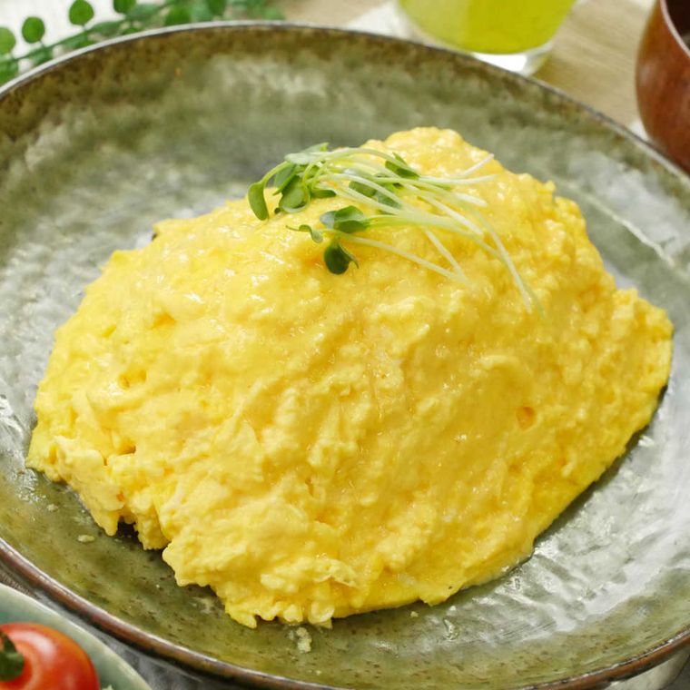 緑の丸プレートに盛り付けた和風そぼろオムライス