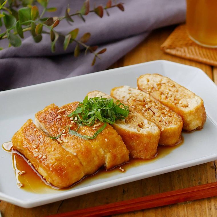 白い角皿に盛り付けた油揚げつくね