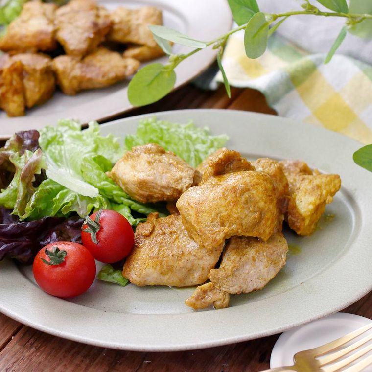 グレーの皿に盛られている鶏むね肉でカレー粉タンドリーチキン