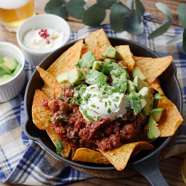 黒いスキレットにスパイシーチリビーンズのナチョスが盛られている様子