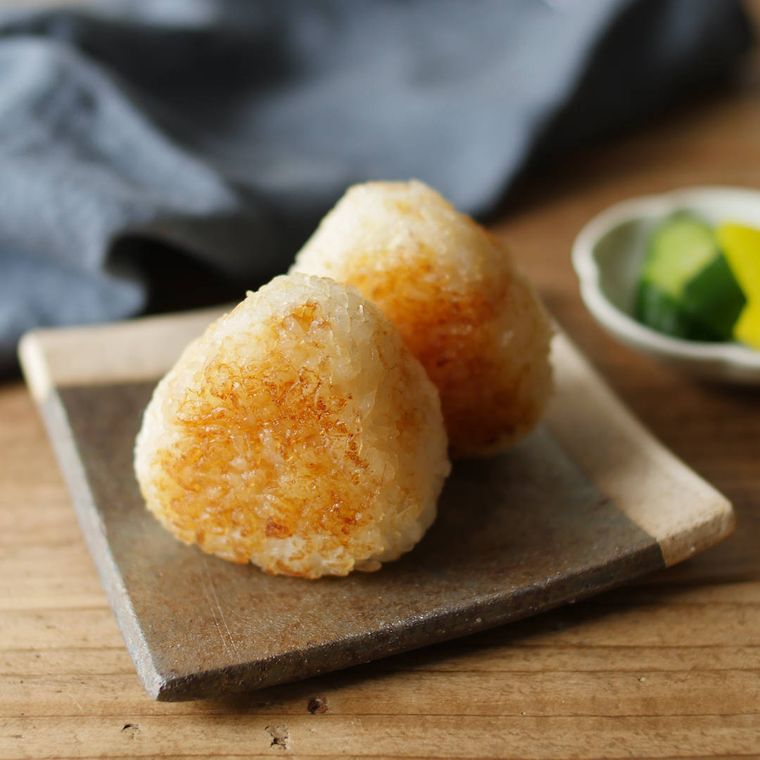 四角い皿に盛られた、焼きおにぎり2個