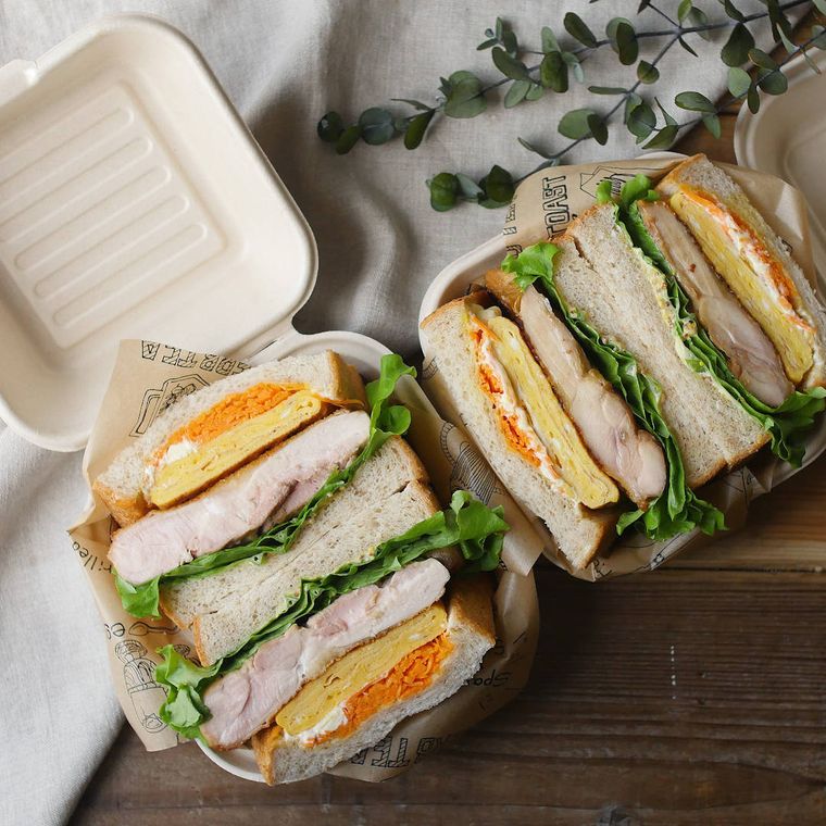 白いボックスに入った、てりたまチキンのサンドイッチ