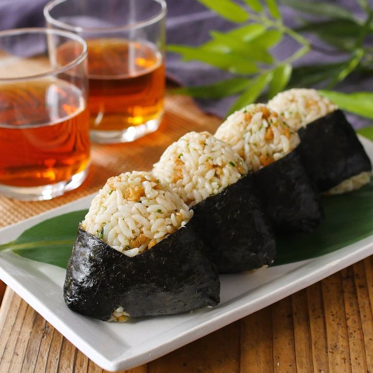 白い皿に並べた、天むす風おにぎり