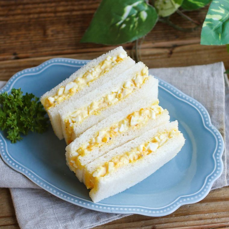 水色の皿に盛られた、卵サンド