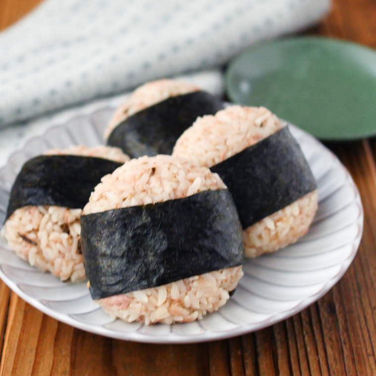白い皿に盛られた、ツナマヨ昆布のおにぎり