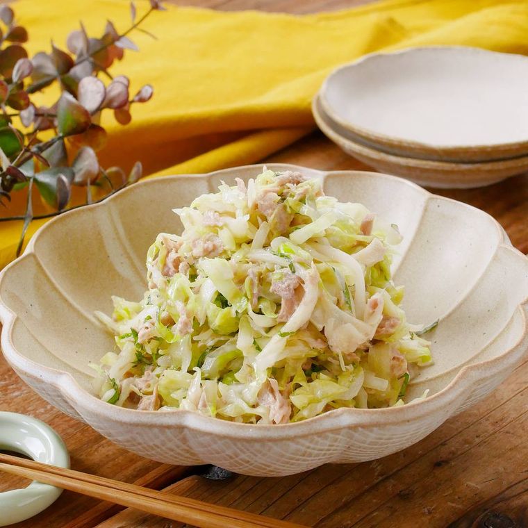 和風の鉢に盛り付けられた春キャベツとツナのさっぱりサラダ
