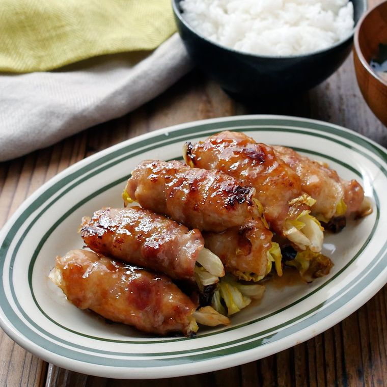 楕円形の皿に盛り付けられたてりやき肉巻きキャベツ