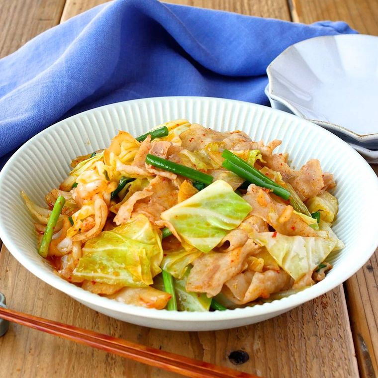 白い器に盛り付けられた豚肉と春キャベツのキムチ炒め