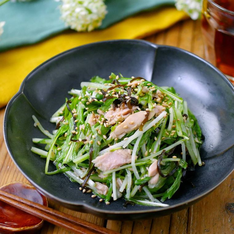 皿に盛られた水菜の塩こんぶ和え