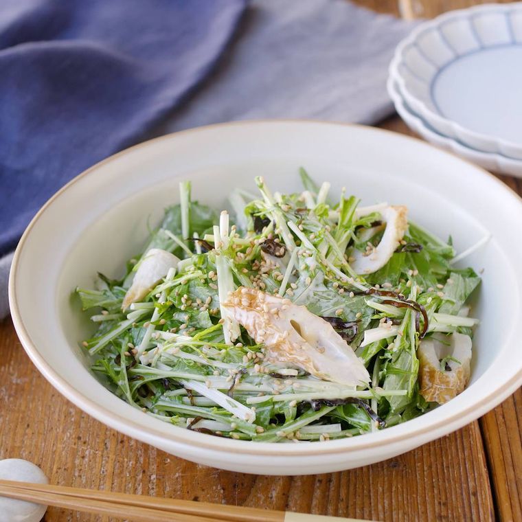 皿に盛られた水菜とちくわの塩こんぶマヨサラダ