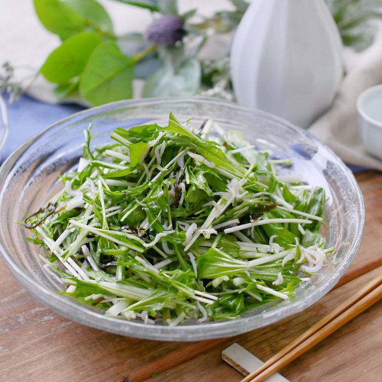 水菜としらすの塩こんぶ和えがガラスの器に盛り付けられているところ