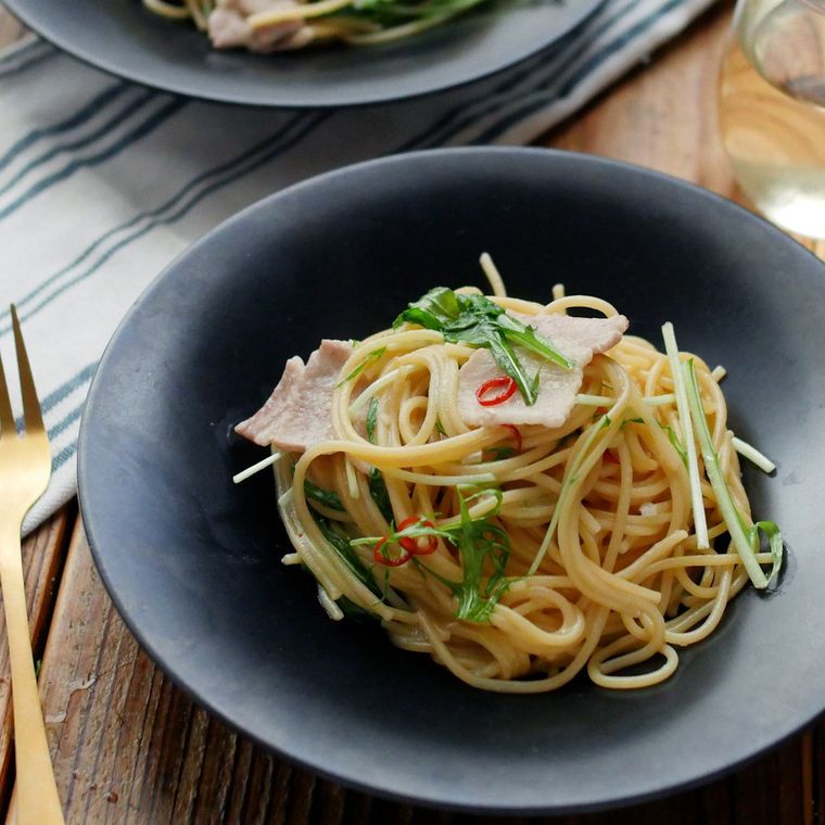 皿に盛られた豚バラと水菜の和風ペペロンチーノ