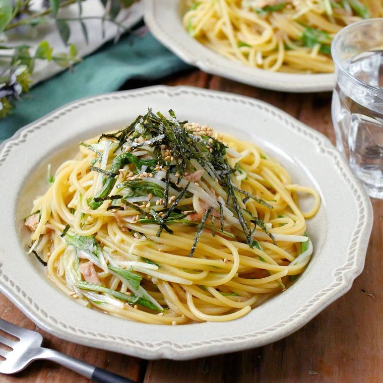 皿に盛られた水菜とツナの和風パスタ