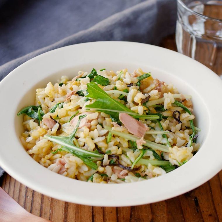 水菜とツナのチャーハンが白い皿に盛り付けられているところ