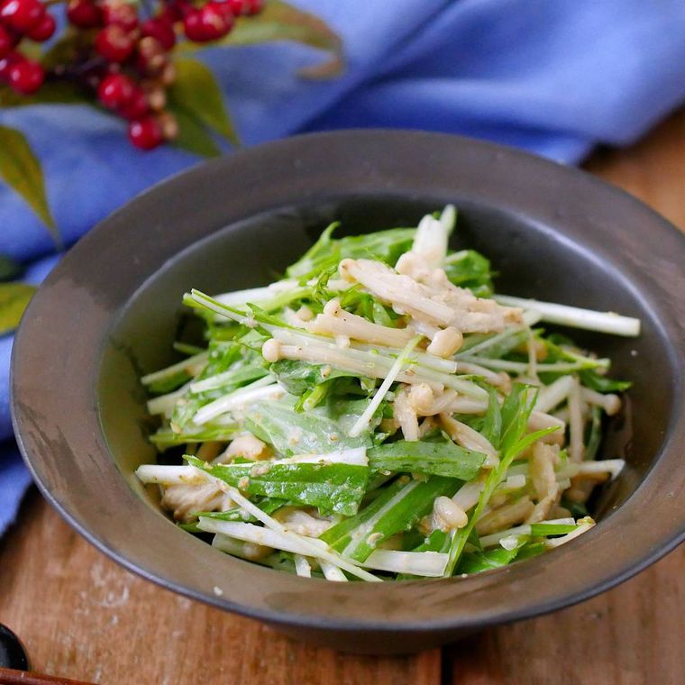 皿に盛られた水菜とえのきのごまマヨ和え