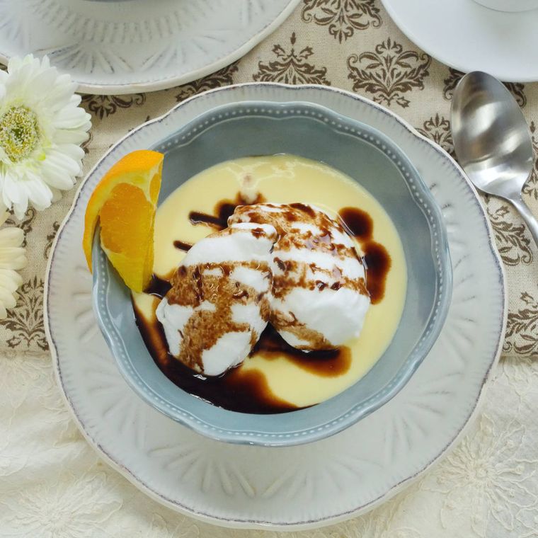 グレー色の皿に盛り付けた、ウフ・ア・ラ・ネージュ