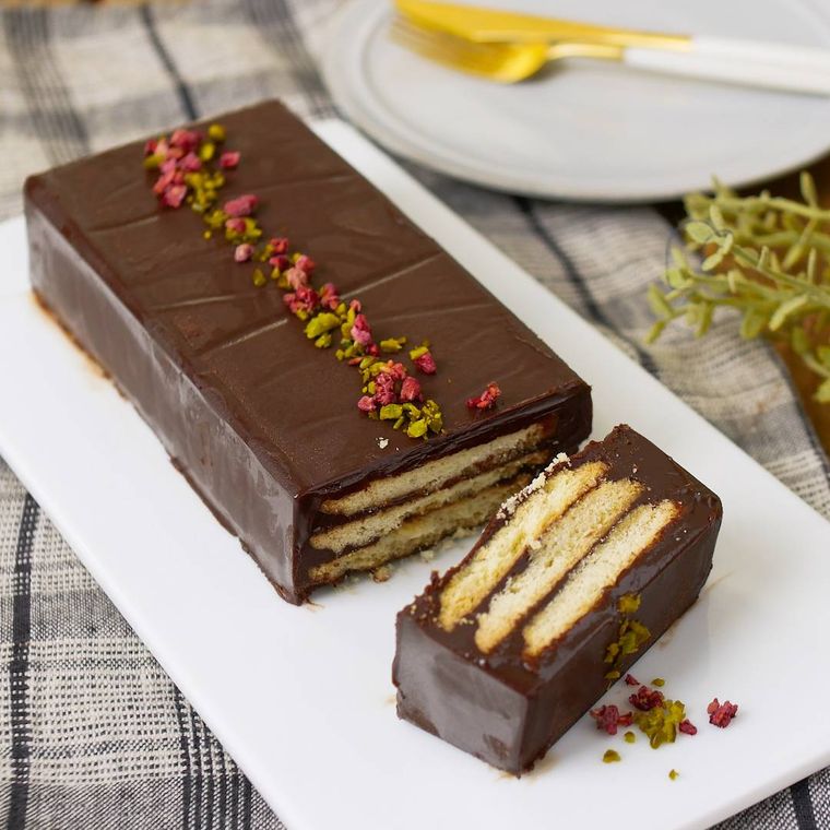 白い皿に盛られたクッキーケーキ