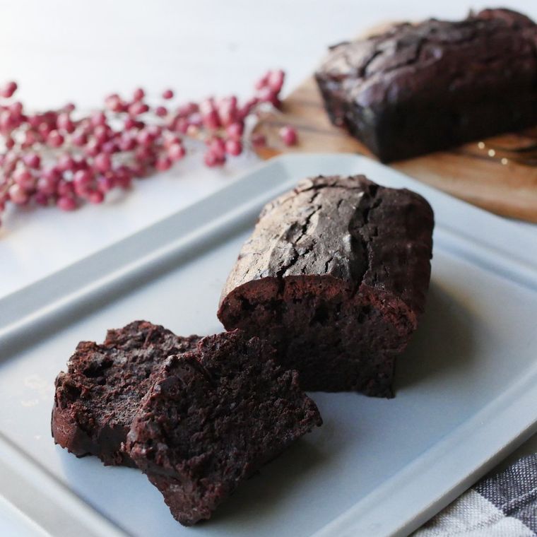 白い皿に盛られた生チョコケーキ