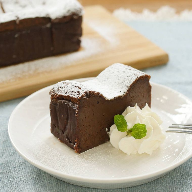 白い皿に盛られたガトーショコラ