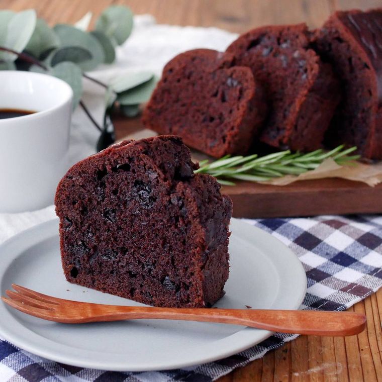 白い皿に盛られたココアパウンドケーキ