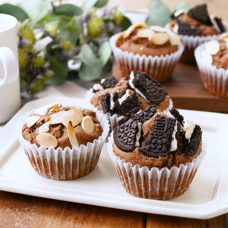 白い皿に置かれたチョコマフィン