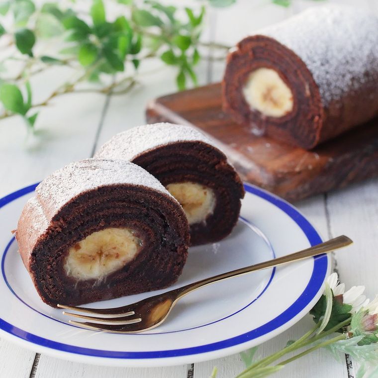 白い皿に盛られたチョコバナナバウムクーヘン