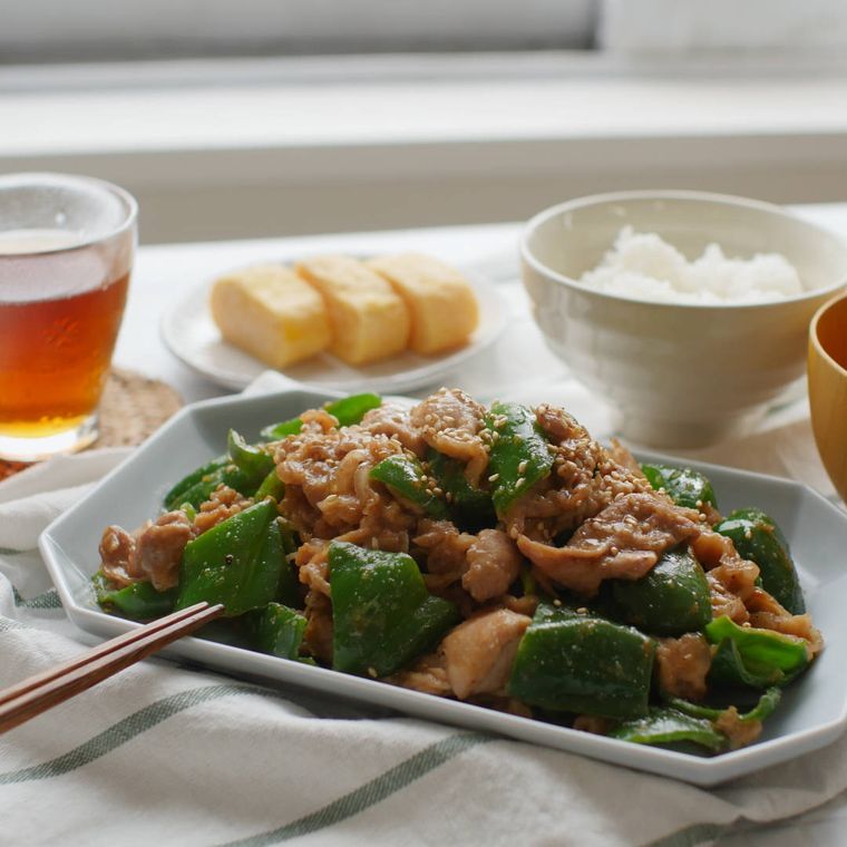 ピーマンと豚肉のごまみそ炒めが長方形の和風の皿に盛り付けられているところ