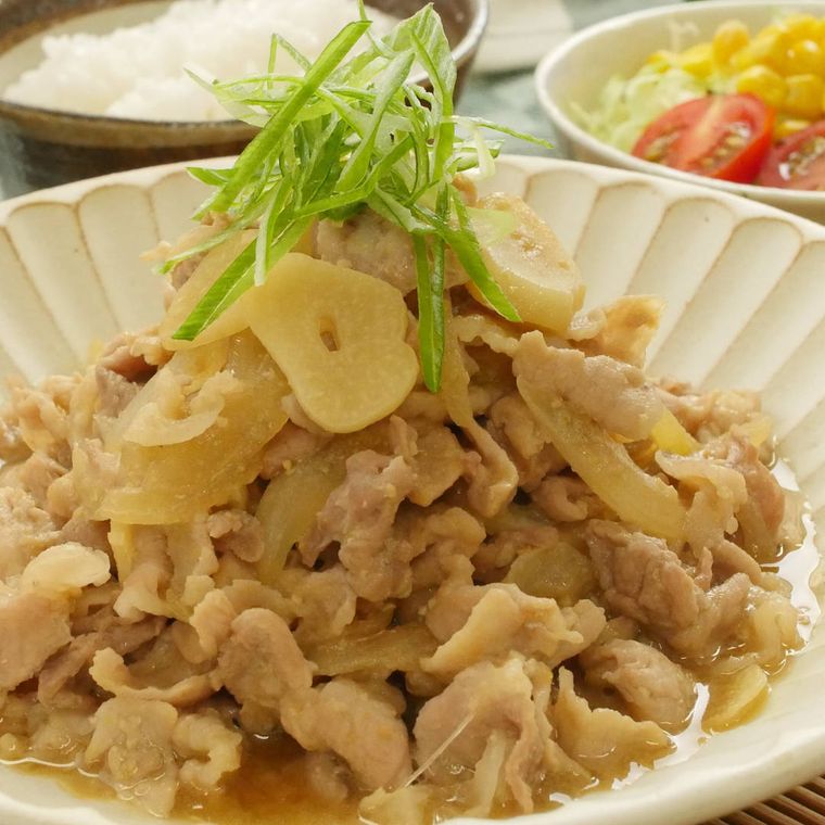 豚肉のにんにく味噌しぐれ煮が白い和風の皿に盛り付けられているところ