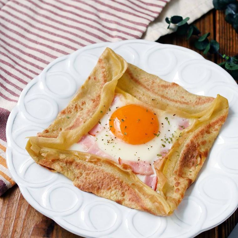 皿に盛られたそば粉のガレット