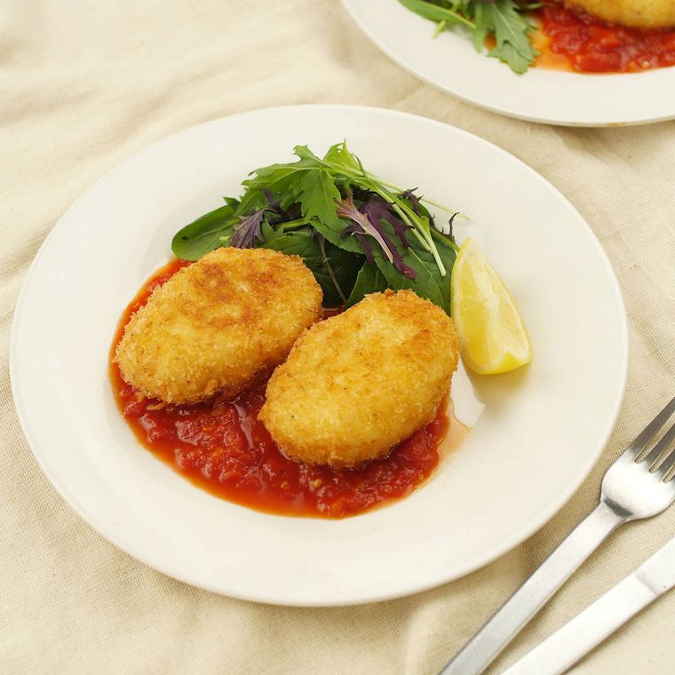 皿に盛られたカニクリームコロッケ