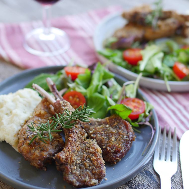 皿に盛られたラムチョップのパン粉焼き