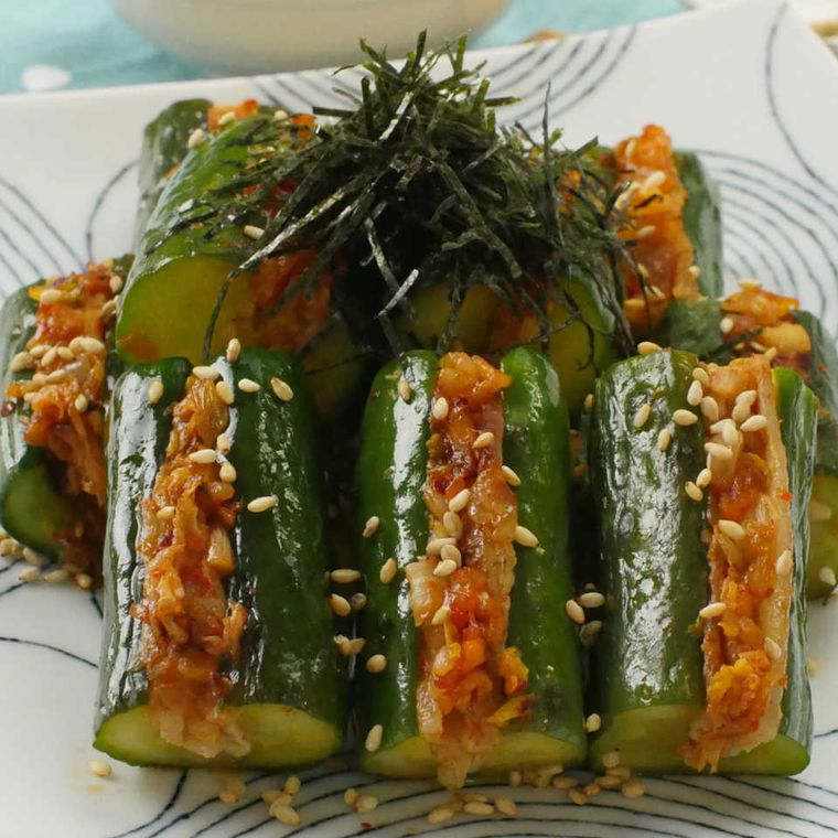 白いお皿に盛りつけられたきゅうりの豚キムチ
