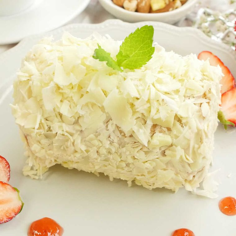 白い洋食器に盛り付けたホワイトチョコの花びらケーキ