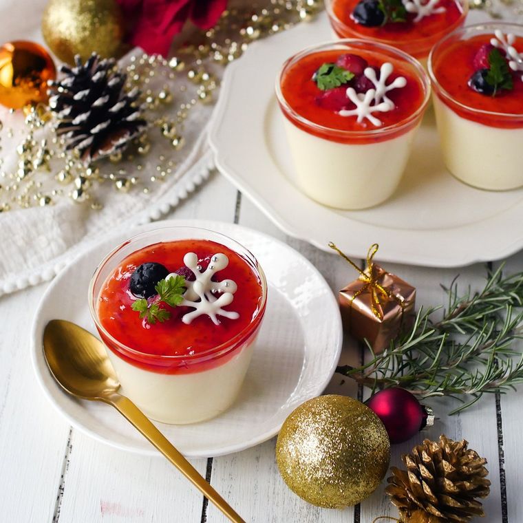 白の丸皿の上にあるホワイトチョコムースとスプーン