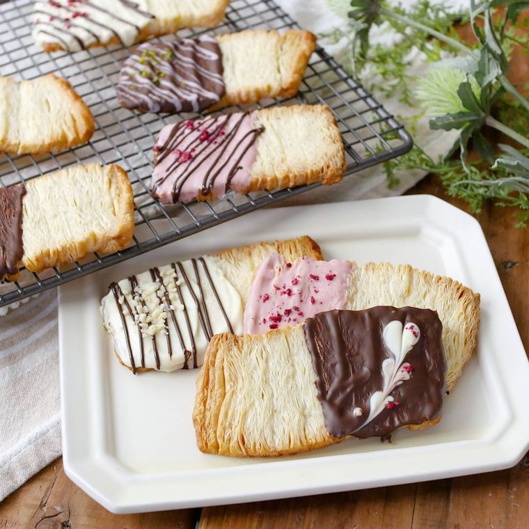 白い洋食器に盛り付けたパルミカレ