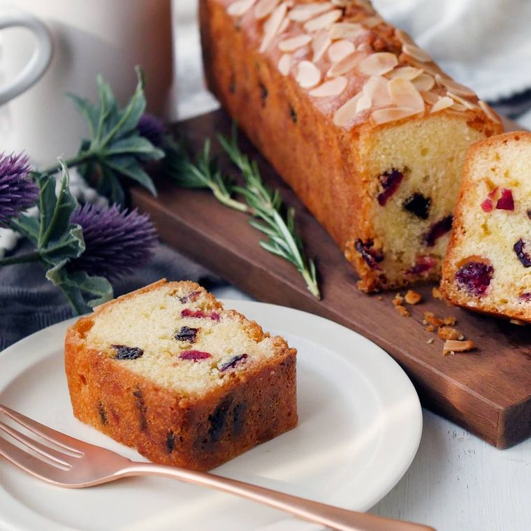 白色の丸皿にあるホワイトチョコのパウンドケーキとフォーク