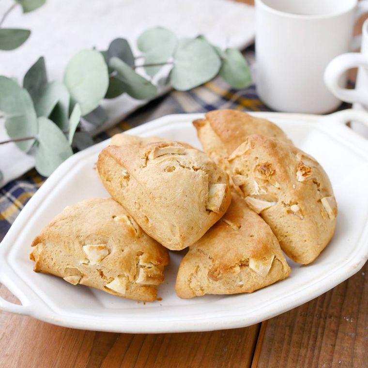 白い洋食器に盛り付けたきな粉とホワイトチョコのスコーン