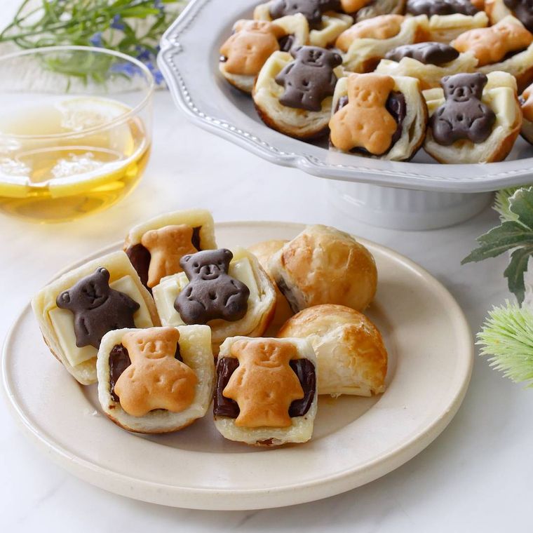 ベージュの丸皿に盛り付けたチョコレートとビスケットのパイ