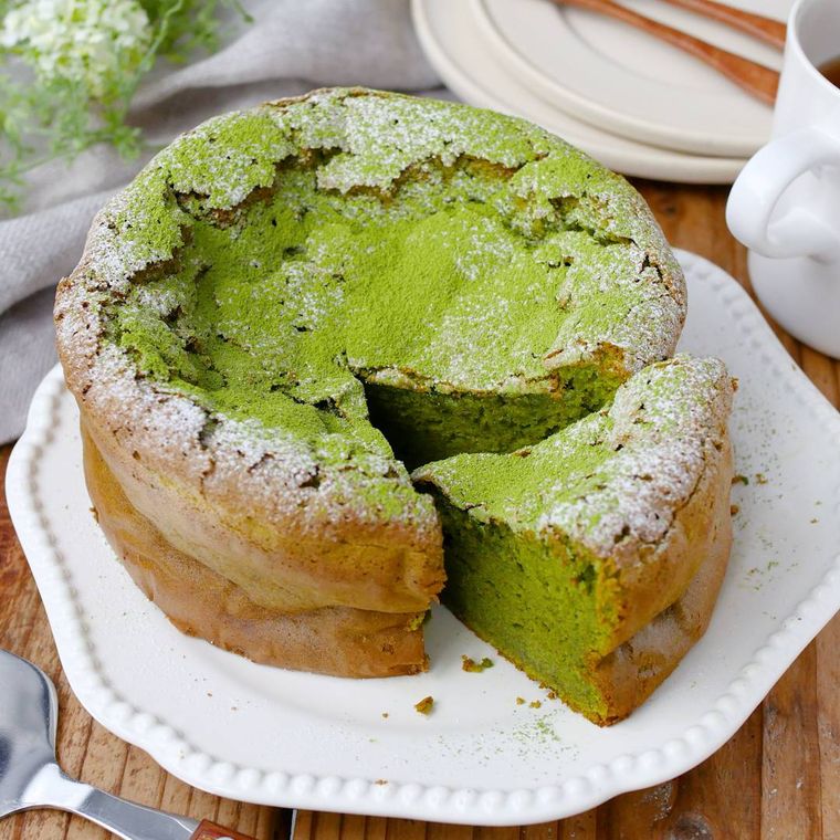 白い洋食器に盛り付けたホワイトチョコと抹茶のケーキ