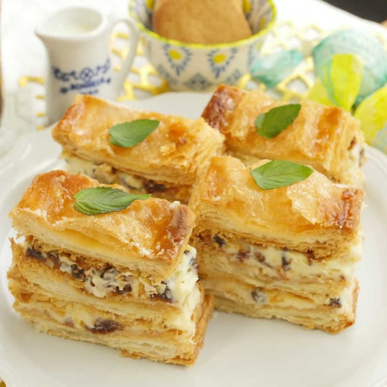 白い洋食器に盛り付けたホワイトチョコとレーズンのミルフィーユ