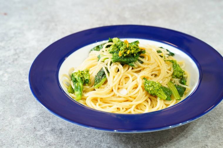 紺の皿にもられた菜の花パスタ