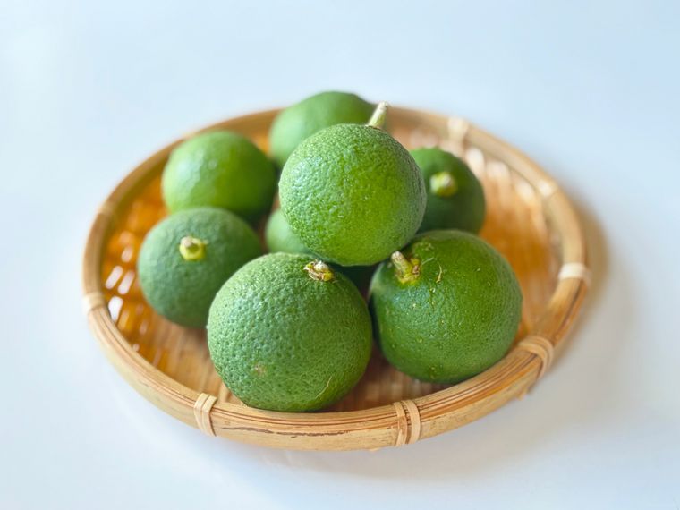 ザルに盛られたかぼす