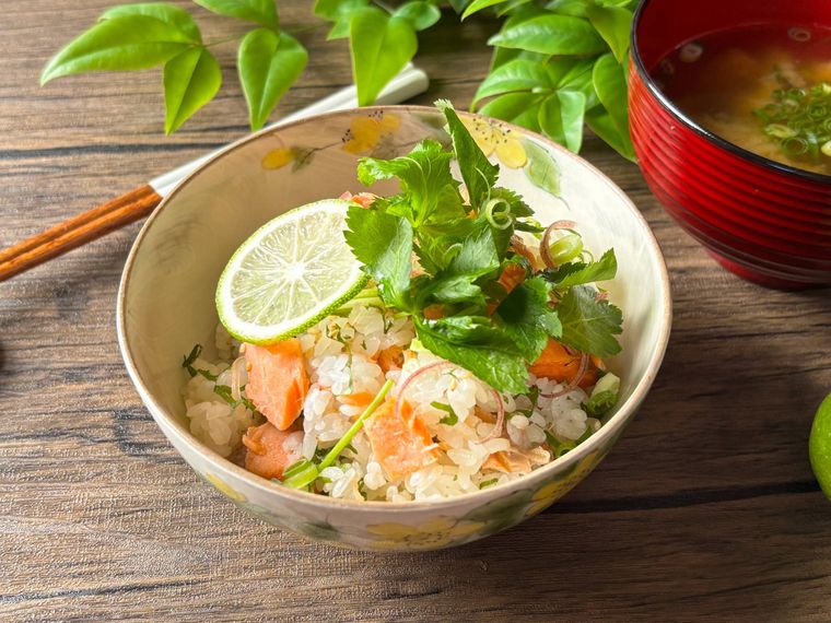 茶碗に盛られたかぼす香る混ぜごはん