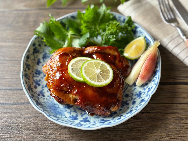 和皿に盛られたかぼすソースのチキンソテー