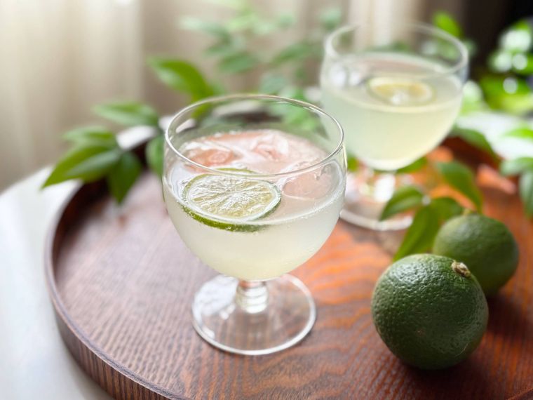 グラスに入ったかぼすスカッシュ