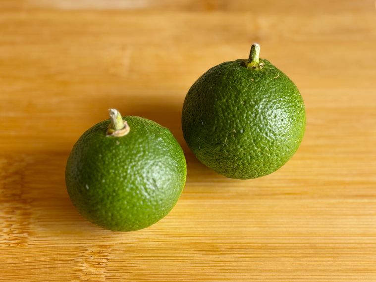 まな板におかれたかぼす