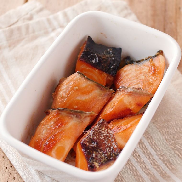 作り置き調味料2つで味付け。鮭のみりん漬け焼き