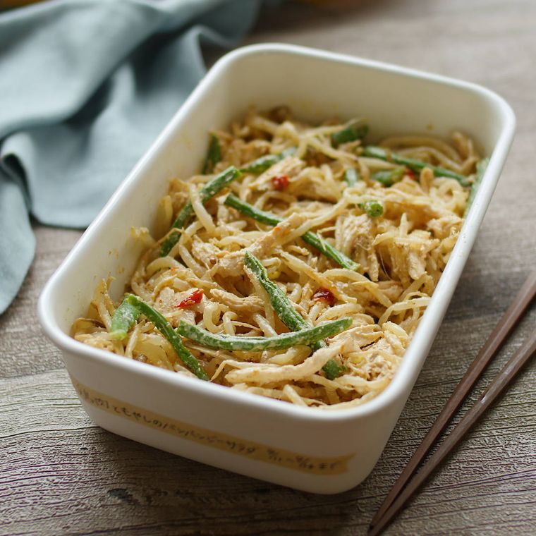 保存容器に入った鶏肉ともやしのバンバンジーサラダ