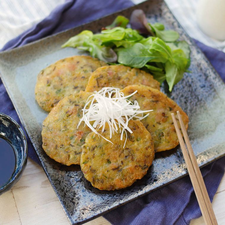 スクエア型の和食器に盛り付けられた塩昆布とベーコンのもちもち豆腐