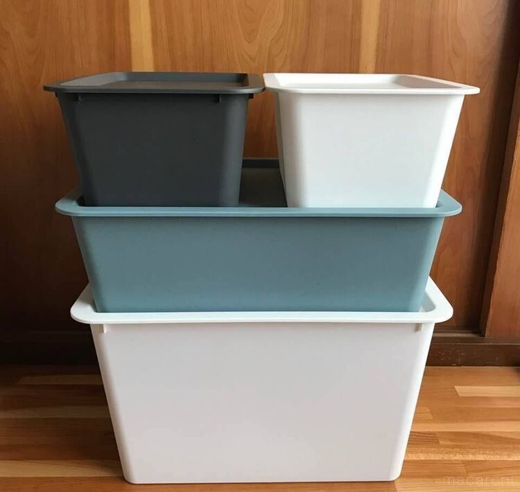 サイズ、カラーが異なるボックスが積み重ねられている